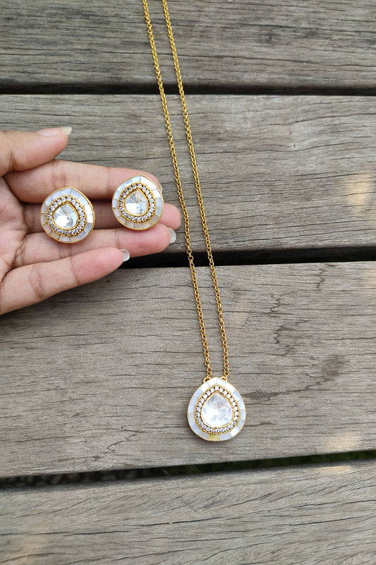 Avya Mother of Pearl Pendant Set